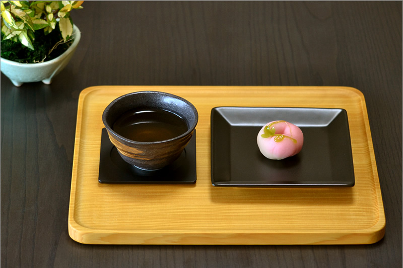 本榧角盆にお茶と和菓子を乗せたところ