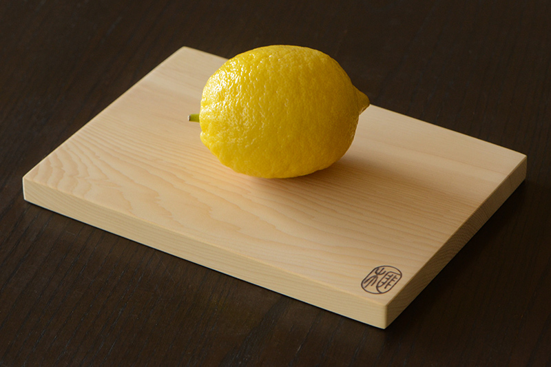ちいさな本榧まな板の上にレモンを乗せたところ