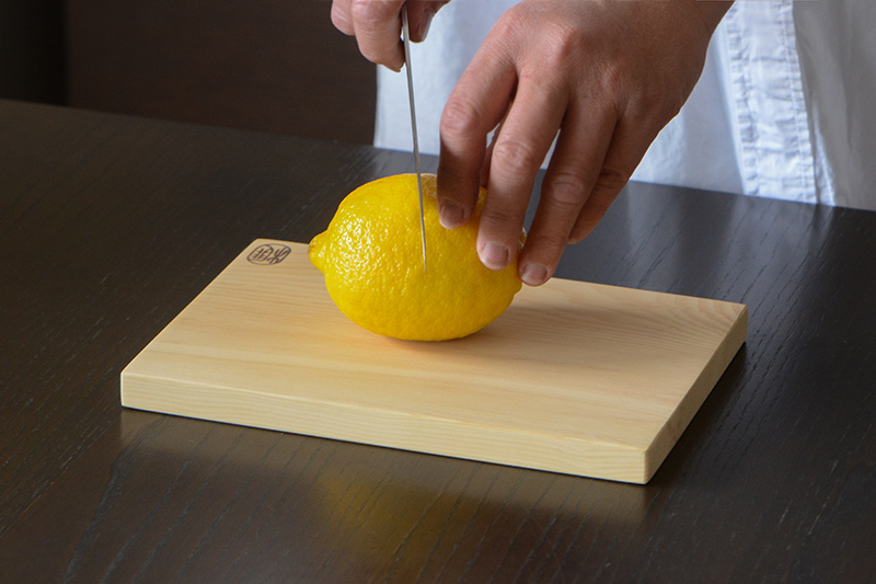 ちいさな本榧まな板でレモンを切っているところ
