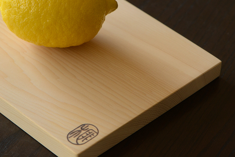 小さな本榧まな板の木肌のアップ