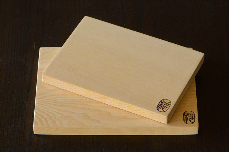 ちいさな本榧まな板の大サイズと小サイズ